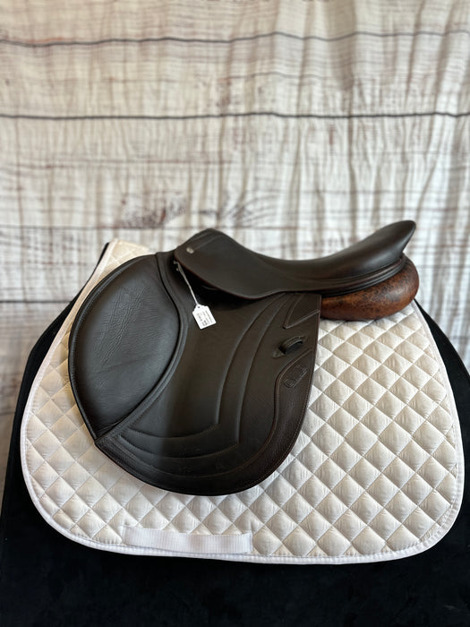 CWD 17.5 inch jump saddle SE02