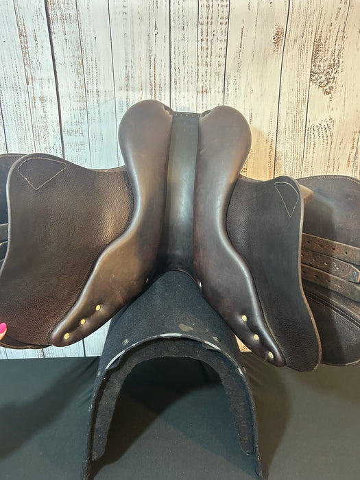 Used Antares Confort Jump Saddle 17"