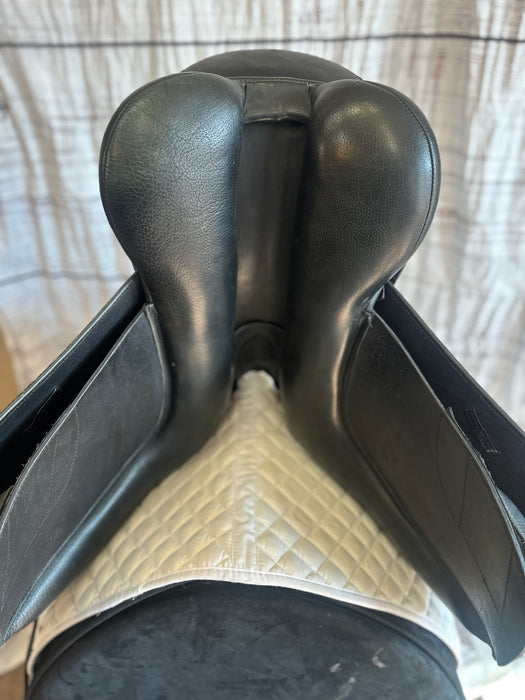USED 18" M Toulouse Aachen Dressage Saddle + cover+ key