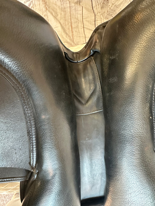 USED 18" M Toulouse Aachen Dressage Saddle + cover+ key